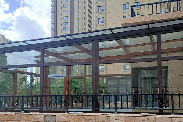 有個(gè)露臺(tái)，通遼搭建陽(yáng)光房，四面都裝折疊門!